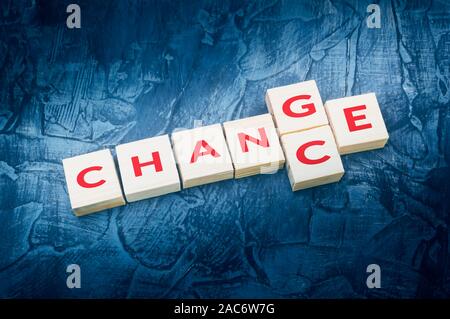 Blocs en bois avec les lettres et les mots changent et le hasard. Le concept de l'auto-motivation, l'auto-développement et l'amélioration des qualités personnelles. Chance Banque D'Images
