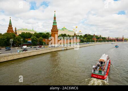 Moscou, Russie - le 10 juillet 2019 : le trafic des navires et en voiture sur suite pour Kremlin le Kremlevskaya Naberezhnaya street et la rivière Moscou Banque D'Images