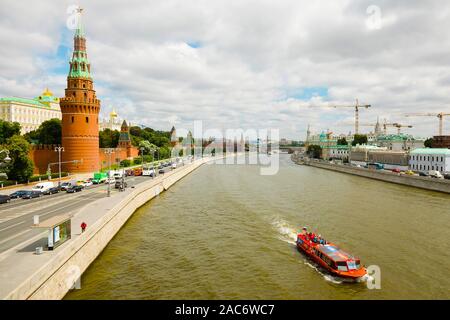 Moscou, Russie - le 10 juillet 2019 : le trafic des navires et en voiture sur suite pour Kremlin le Kremlevskaya Naberezhnaya street et la rivière Moscou Banque D'Images