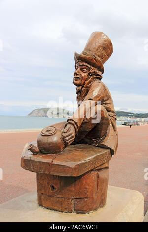 Sculpture en bois sculpté d'Alice in Wonderland's Mad Hatter, Llandudno Banque D'Images