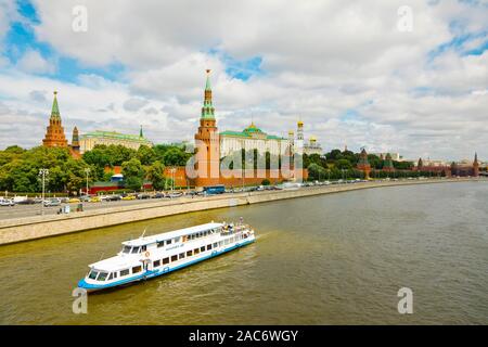 Moscou, Russie - le 10 juillet 2019 : voiture et le trafic des navires touristiques sur suite pour Kremlin le Kremlevskaya Naberezhnaya street et la rivière Moscou Banque D'Images