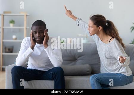 Frustrés african american man fatigué de se disputer en criant épouse. Banque D'Images