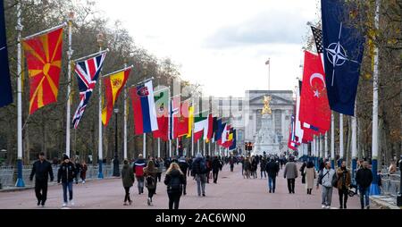 Le Mall, Londres, UK et de l'OTAN drapeaux nationaux voler sur le Mall, avant le début du sommet de l'OTAN. Crédit : Matthieu Chattle/Alamy Live News Banque D'Images