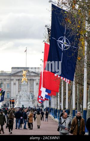 Le Mall, Londres, UK et de l'OTAN drapeaux nationaux voler sur le Mall, avant le début du sommet de l'OTAN. Crédit : Matthieu Chattle/Alamy Live News Banque D'Images