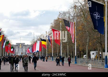 Le Mall, Londres, UK et de l'OTAN drapeaux nationaux voler sur le Mall, avant le début du sommet de l'OTAN. Crédit : Matthieu Chattle/Alamy Live News Banque D'Images