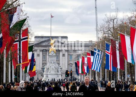 Le Mall, Londres, UK et de l'OTAN drapeaux nationaux voler sur le Mall, avant le début du sommet de l'OTAN. Crédit : Matthieu Chattle/Alamy Live News Banque D'Images