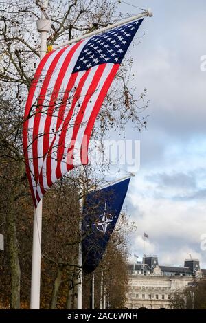 Le Mall, Londres, UK et de l'OTAN drapeaux nationaux voler sur le Mall, avant le début du sommet de l'OTAN. Crédit : Matthieu Chattle/Alamy Live News Banque D'Images