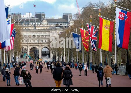 Le Mall, Londres, UK et de l'OTAN drapeaux nationaux voler sur le Mall, avant le début du sommet de l'OTAN. Crédit : Matthieu Chattle/Alamy Live News Banque D'Images