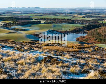 Lammermuir Hills, East Lothian, Scotland, UK. 1er décembre 2019. Météo France : après une nuit très froide le paysage dans la lande est couverte de givre et la température autour de geler sur une belle journée d'hiver ensoleillée avec une vue sur un petit réservoir Banque D'Images