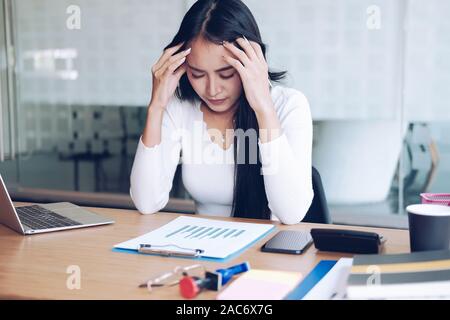 Woman sensation de fatigue, de frustration et de souligner le travail acharné. épuisé femme freelancer ont maux de tête au travail. Banque D'Images