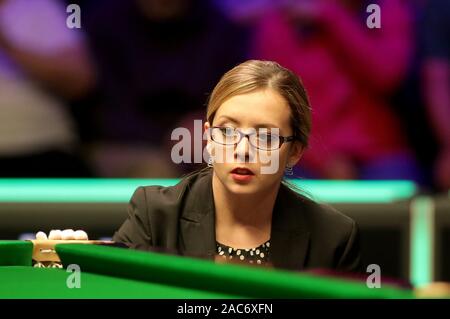 Snooker arbitre Just Bozhilova pendant cinq jours du Championnat du Royaume-Uni Betway au York Barbican. Banque D'Images