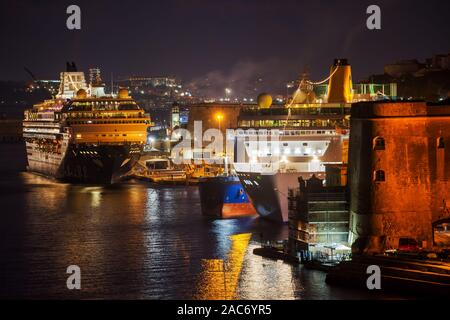 Les navires de croisière dans le Grand Port à Malte dans la nuit, amarrés au quai du port de La Valette, ville dans la mer Méditerranée Banque D'Images