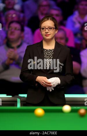 Snooker arbitre Just Bozhilova pendant cinq jours du Championnat du Royaume-Uni Betway au York Barbican. Banque D'Images