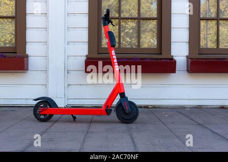 Washington, 18 août 2019. Jump scooter garé sur le trottoir en Old Sacramento en face d'un restaurant Banque D'Images