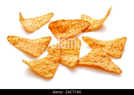 Croustilles de maïs en forme de triangle isolé sur fond blanc Banque D'Images