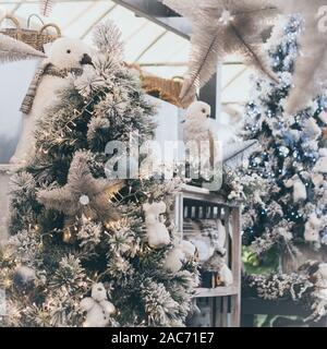 Vue d'un magasin plein de beaux décore pour Noël et Nouvel an vacances d'été. Avec de nombreuses décorations de Noël, Noël, des lumières, des flocons de neige et Banque D'Images