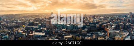 Vue panoramique aérienne au-dessus de Sheffield City pendant un froid matin d'hiver glacial Banque D'Images