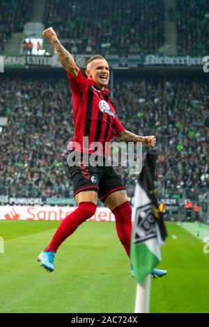 01 décembre 2019, en Rhénanie du Nord-Westphalie, Mönchengladbach : Soccer : Bundesliga, 13e journée Borussia Mönchengladbach - SC Freiburg dans le stade de Borussia-Park. Freibourg Jonathan Schmid cheers après son but à 1:1. Photo : David Inderlied/DPA - NOTE IMPORTANTE : en conformité avec les exigences de la DFL Deutsche Fußball Liga ou la DFB Deutscher Fußball-Bund, il est interdit d'utiliser ou avoir utilisé des photographies prises dans le stade et/ou la correspondance dans la séquence sous forme d'images et/ou vidéo-comme des séquences de photos. Banque D'Images