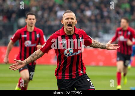 01 décembre 2019, en Rhénanie du Nord-Westphalie, Mönchengladbach : Soccer : Bundesliga, 13e journée Borussia Mönchengladbach - SC Freiburg dans le stade de Borussia-Park. Freibourg Jonathan Schmid (M) cheers après son but à 1:1. Photo : David Inderlied/DPA - NOTE IMPORTANTE : en conformité avec les exigences de la DFL Deutsche Fußball Liga ou la DFB Deutscher Fußball-Bund, il est interdit d'utiliser ou avoir utilisé des photographies prises dans le stade et/ou la correspondance dans la séquence sous forme d'images et/ou vidéo-comme des séquences de photos. Banque D'Images