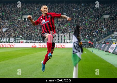 01 décembre 2019, en Rhénanie du Nord-Westphalie, Mönchengladbach : Soccer : Bundesliga, 13e journée Borussia Mönchengladbach - SC Freiburg dans le stade de Borussia-Park. Freibourg Jonathan Schmid cheers après son but à 1:1. Photo : David Inderlied/DPA - NOTE IMPORTANTE : en conformité avec les exigences de la DFL Deutsche Fußball Liga ou la DFB Deutscher Fußball-Bund, il est interdit d'utiliser ou avoir utilisé des photographies prises dans le stade et/ou la correspondance dans la séquence sous forme d'images et/ou vidéo-comme des séquences de photos. Banque D'Images