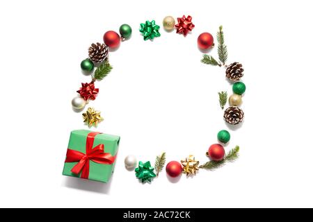 Couronne de Noël en rouge, vert et doré, ballons, cadeaux des arcs, branches et pommes de pin isolated on white Banque D'Images