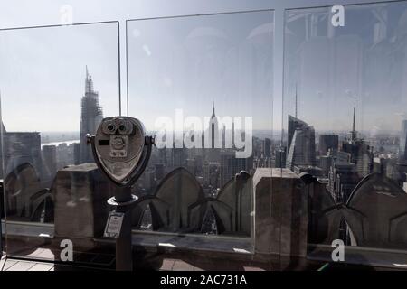 Haut de la Rock lookout du Rockefeller Center à New York, avec des jumelles l'accent à l'Empire State Building à Manhattan Banque D'Images