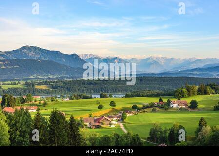 La belle campagne dans les contreforts des Alpes en Bavière Allgäu Banque D'Images