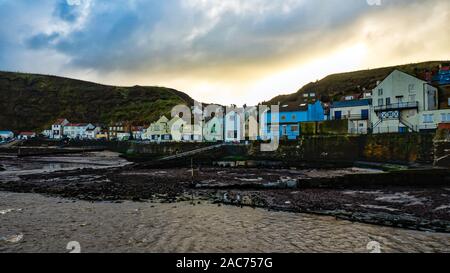 Staithes village vu de l'autre côté du port au coucher du soleil à la fin de l'automne Banque D'Images