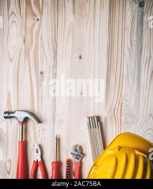 Construction, rénovation maison concept. Outils à main et de couleur jaune sur fond de bois dur hat, copiez l'espace, vue d'en haut. Banque D'Images