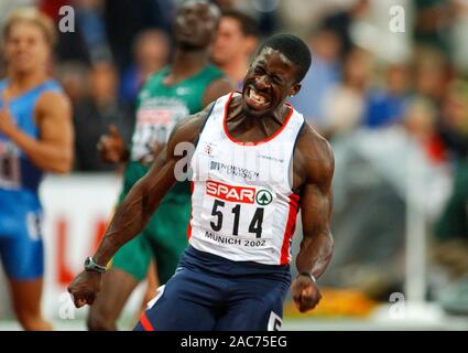 Stade olympique de Munich Allemagne 7.8.2002, Championnats d'Europe d'athlétisme, Dwain Chambers (GB), réagit après avoir remporté la course de 100 m Banque D'Images