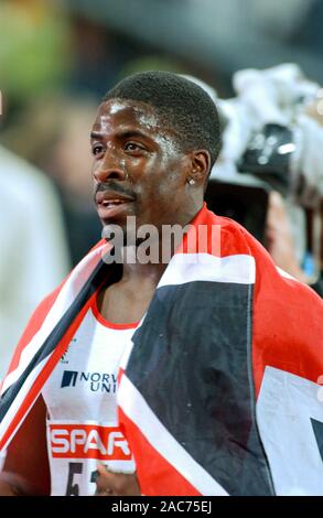 Stade olympique de Munich Allemagne 7.8.2002, Championnats d'Europe d'athlétisme, Dwain Chambers (GB), réagit après avoir remporté la course de 100 m Banque D'Images