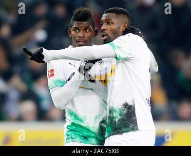 Mönchengladbach, Allemagne. 1er décembre 2019. Soccer : Borussia Mönchengladbach, Bundesliga - SC Freiburg, 13e journée de Borussia-Park. Marcus Thuram (r) de Mönchengladbach parle à Breel Grosse Caye. Photo : Roland Weihrauch/DPA - NOTE IMPORTANTE : en conformité avec les exigences de la DFL Deutsche Fußball Liga ou la DFB Deutscher Fußball-Bund, il est interdit d'utiliser ou avoir utilisé des photographies prises dans le stade et/ou la correspondance dans la séquence sous forme d'images et/ou vidéo-comme des séquences de photos. Dpa : Crédit photo alliance/Alamy Live News Banque D'Images