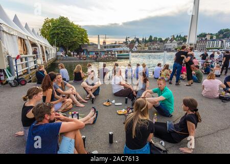 Les gens boire et manger au bord du lac au cours de l'Blue Balls Festival de Lucerne, Suisse Banque D'Images