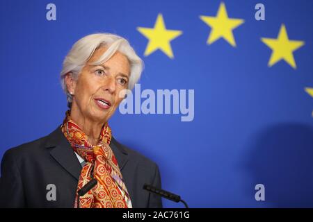 (191201) -- Bruxelles, le 1 décembre, 2019 (Xinhua) -- Le Président de la Banque centrale européenne, Christine Lagarde, prononce une allocution lors d'une cérémonie pour marquer le 10e anniversaire de l'entrée en vigueur du Traité de Lisbonne, à la maison de l'histoire européenne à Bruxelles, Belgique, le 1 décembre, 2019. (Xinhua/Zhang Cheng) Banque D'Images