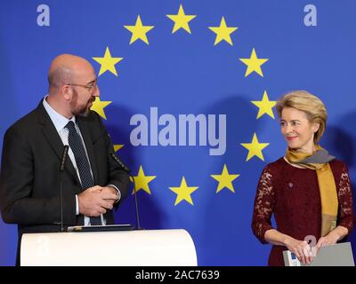 (191201) -- Bruxelles, le 1 décembre, 2019 (Xinhua) -- le président du Conseil européen, Charles Michel (L) et le président de la Commission européenne, Ursula von der Leyen, assister à une cérémonie pour marquer le 10e anniversaire de l'entrée en vigueur du Traité de Lisbonne, à la maison de l'histoire européenne à Bruxelles, Belgique, le 1 décembre, 2019. (Xinhua/Zhang Cheng) Banque D'Images