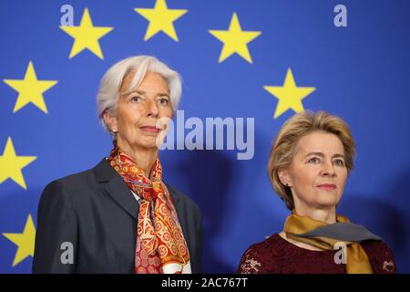 (191201) -- Bruxelles, le 1 décembre, 2019 (Xinhua) -- Le Président de la Commission européenne, Ursula von der Leyen (R) et le président de la Banque centrale européenne, Christine Lagarde, assister à une cérémonie pour marquer le 10e anniversaire de l'entrée en vigueur du Traité de Lisbonne, à la maison de l'histoire européenne à Bruxelles, Belgique, le 1 décembre, 2019. (Xinhua/Zhang Cheng) Banque D'Images