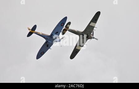 Hawker Hurricane BBMF (PZ865) et Supermarine Spitfire (MK356) airborne au Royal International Air Tattoo 2019 Banque D'Images