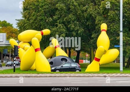 Eindhoven, Pays-Bas - 12.10.2019 : The Flying Pins monument situé dans le centre-ville d'Eindhoven. Banque D'Images