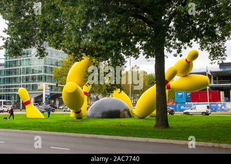 Eindhoven, Pays-Bas - 12.10.2019 : The Flying Pins monument situé dans le centre-ville d'Eindhoven. Banque D'Images