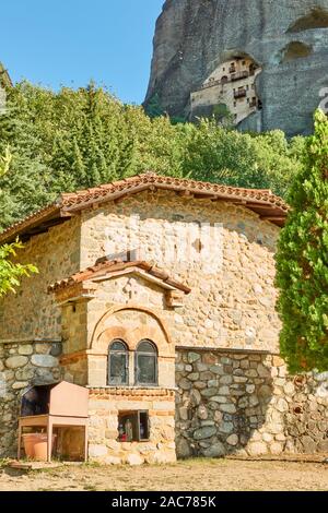 Eglise et monastère grec dans la falaise près de météores dans le village de Kastraki, Grèce Banque D'Images