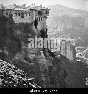 Varlaam Roussanou Monastère et couvent de météores, Grèce - paysage noir et blanc Banque D'Images
