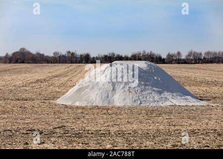 Amas de chaux, calcaire pulvérisé l'agriculture, de l'engrais dans le soja de champ de ferme en attente d'application d'automne Banque D'Images