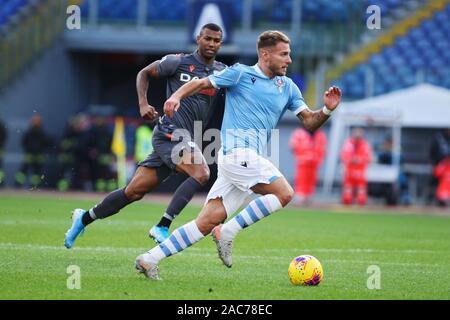 Ciro immobile du Latium (R) et Walace Souza Silva (L) en action pendant le championnat d'Italie Serie A match de football entre SS Lazio et Udinese Calcio sur Décembre 1, 2019 au Stadio Olimpico à Rome, Italie - Photo Federico Proietti/ESPA-Imaes Banque D'Images