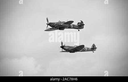 Hawker Hurricane BBMF (PZ865) et Supermarine Spitfire (MK356) airborne au Royal International Air Tattoo 2019 Banque D'Images