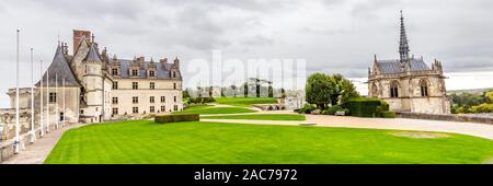Amboise, France - 16 octobre 2019 - Château d'Amboise, Chapelle Saint-Hubert, parc et jardins au-dessus de l'ancien centre de la ville. Banque D'Images