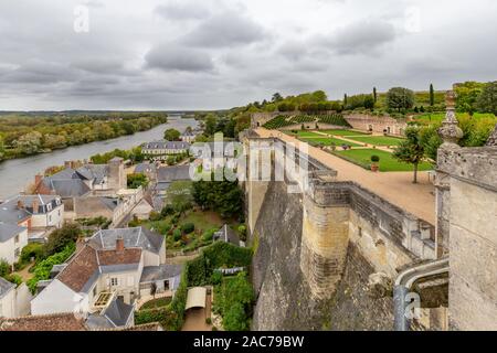 Amboise, France - 16 octobre 2019 - Château d'Amboise, parc et jardins au-dessus de l'ancien centre de la ville. Banque D'Images