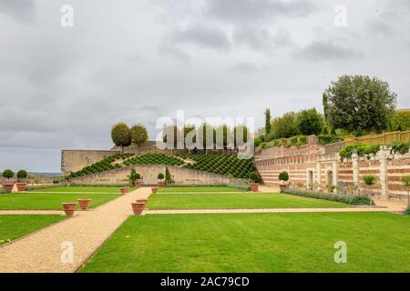 Amboise, France - 16 octobre 2019 : vue sur le magnifique parc et jardins du château d'Amboise haut au-dessus de l'ancien centre de la ville. Banque D'Images