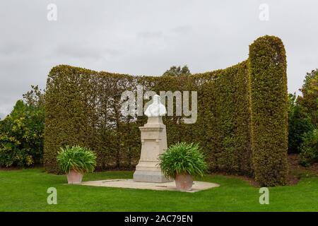 Amboise, France - 16 octobre 2019 : Statue de léonard de Vinci dans le agrdens de Château d'Amboise en France Banque D'Images