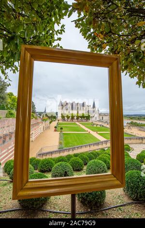 Amboise, France - 16 octobre 2019 : vue sur le magnifique parc et jardins du château d'Amboise haut au-dessus de l'ancien centre de la ville. Banque D'Images