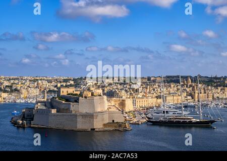 Ville de Birgu à Malte avec Fort Saint Angelo et Vittoriosa Yacht Marina dans le Grand Port Banque D'Images